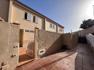 Chalet adosado en venta en calle Cortés, 18