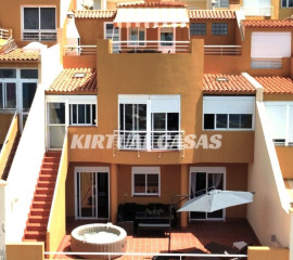 Chalet adosado en venta en calle España