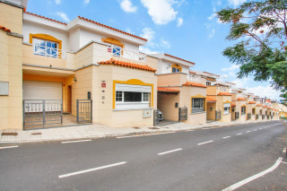 Chalet adosado en venta en calle Canarias