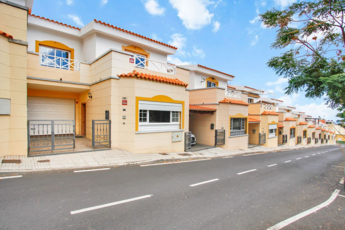 chalet-adosado-en-venta-en-calle-canarias-big-0