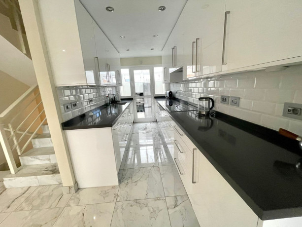 chalet-pareado-en-venta-en-avenida-kurt-konrad-mayer-big-24