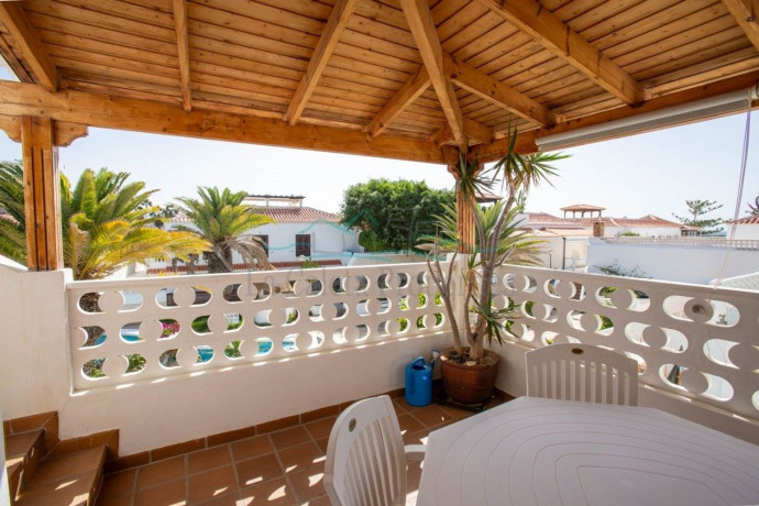 chalet-pareado-en-venta-en-la-caleta-big-12