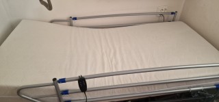 Cama geriátrica nueva con soporte para levantar