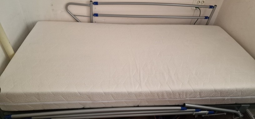 cama-geriatrica-nueva-con-soporte-para-levantar-big-1