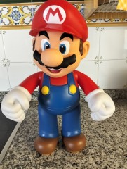 Figura gigante de Mario Bros