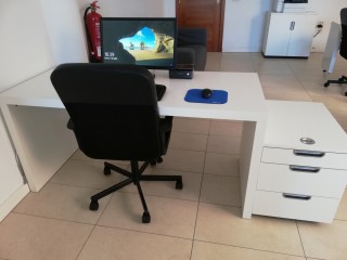 Mesa de escritorio blanca minimalista, perfecta para teletrabajo o despacho