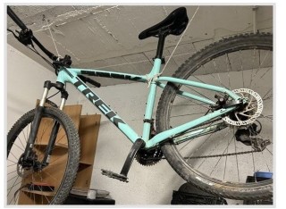 Bicicleta de montaña Trek con frenos de disco, ideal para rutas y caminos exigentes