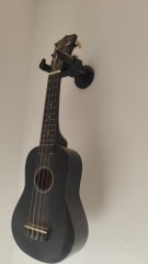 Ukulele soprano negro con soporte de pared incluido, ideal para principiantes y decoración musical
