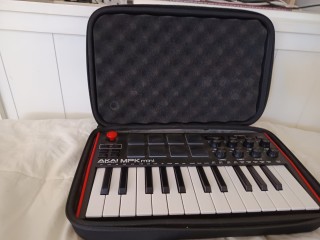 Akai MPK Mini + estuche