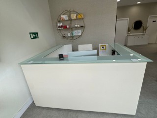 SE VENDE RECEPCION COMPLETA DE MADERA Y CRISTAL