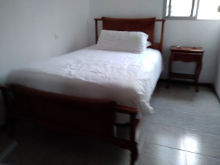 Base cama individual de madera antigua