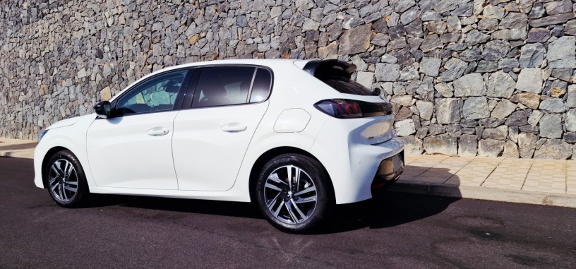 peugeot-208-allure-automatico-eat-8-big-6