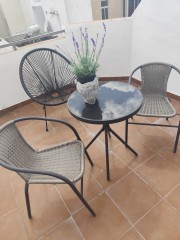 Set de mesa, dos sillas y sillón exteriores
