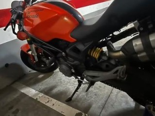 Ducati monster 696 edicion color therapy