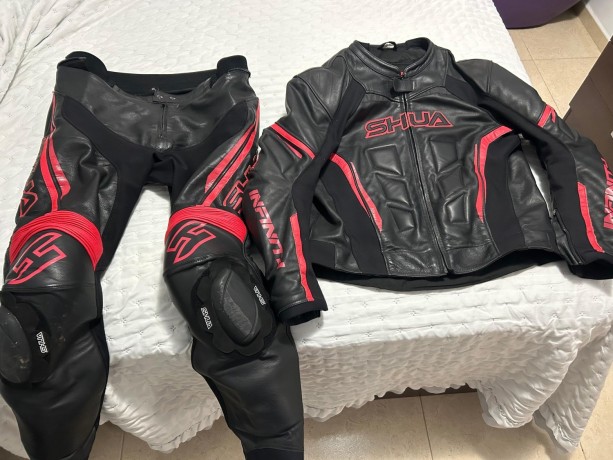 mono-de-cuero-para-moto-big-1