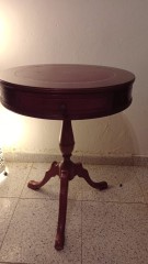 Vendo Mesita antigua con 2 cajoncitos