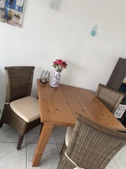 Mesa masiva con 4 sillas