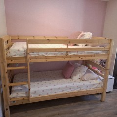 Litera de madera con colchones incluidos