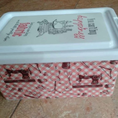 caja-de-plastico-con-diseno-de-costura-big-0