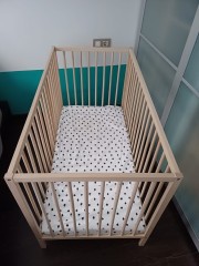 Cuna IKEA SNIGLAR + colchón + sábana  Como nueva