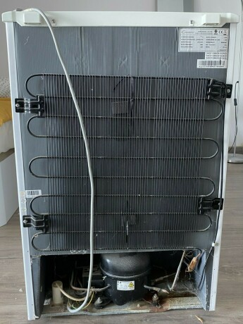 nevera-pequena-c-congelador-marca-candy-big-3