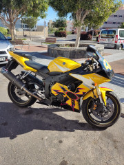 YAMAHA R6