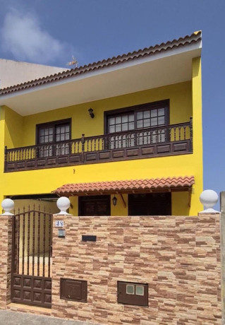 chalet-adosado-en-venta-en-centro-big-0